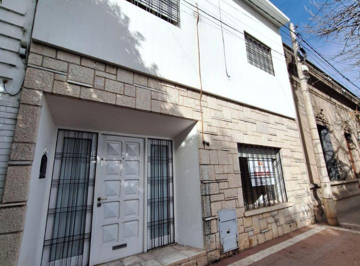Casa en Venta de 4 Dor. Patio Pequeño - 2 Plantas - Grande!