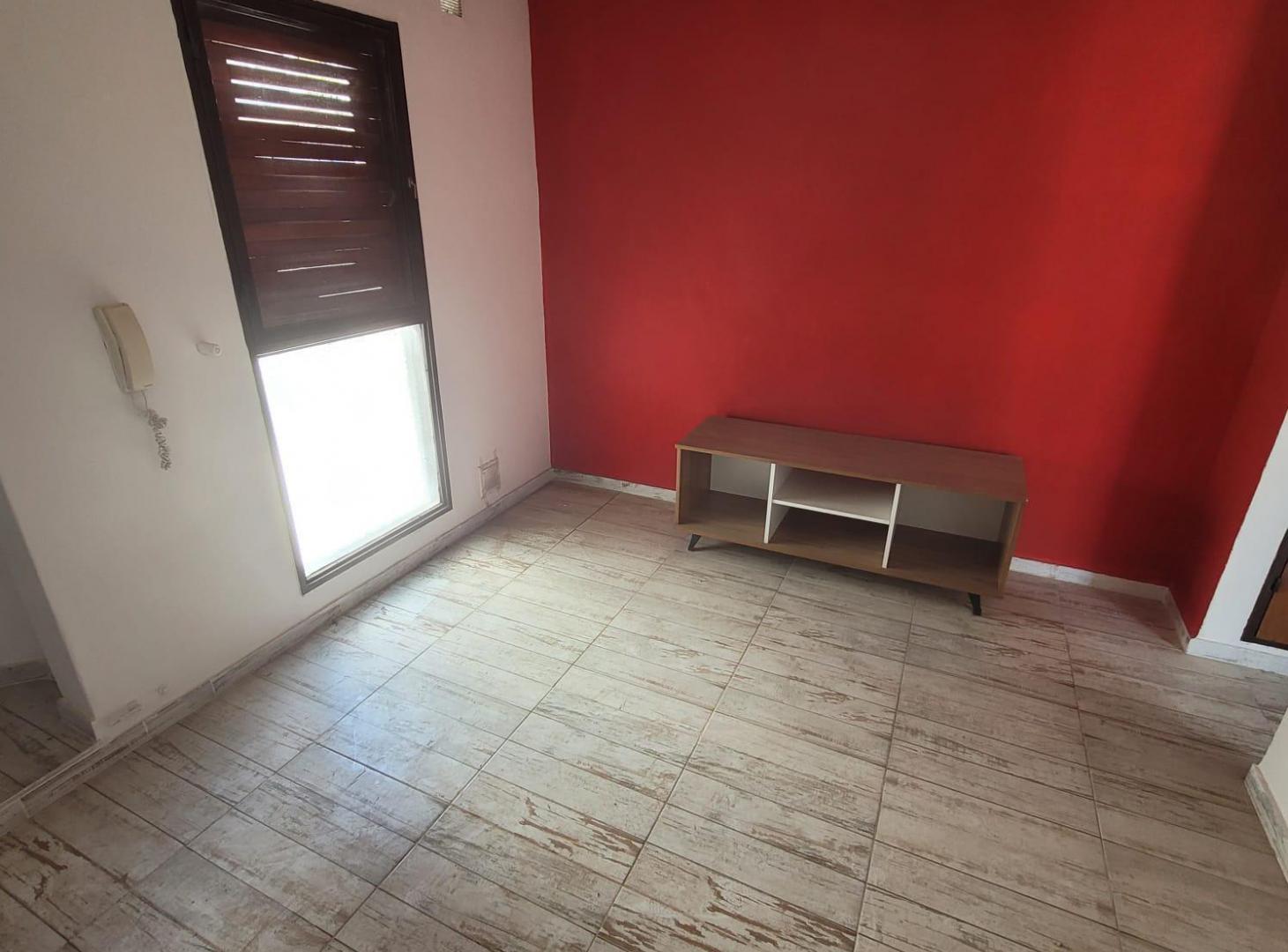 Foto de VENTA! OPORTUNIDAD- GUEMES- 1 DORMITORIO- 2DO PISO POR ESCALERA, imagen 2