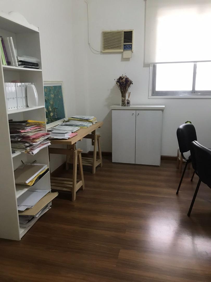 Venta oficina ubicada en tercer piso.