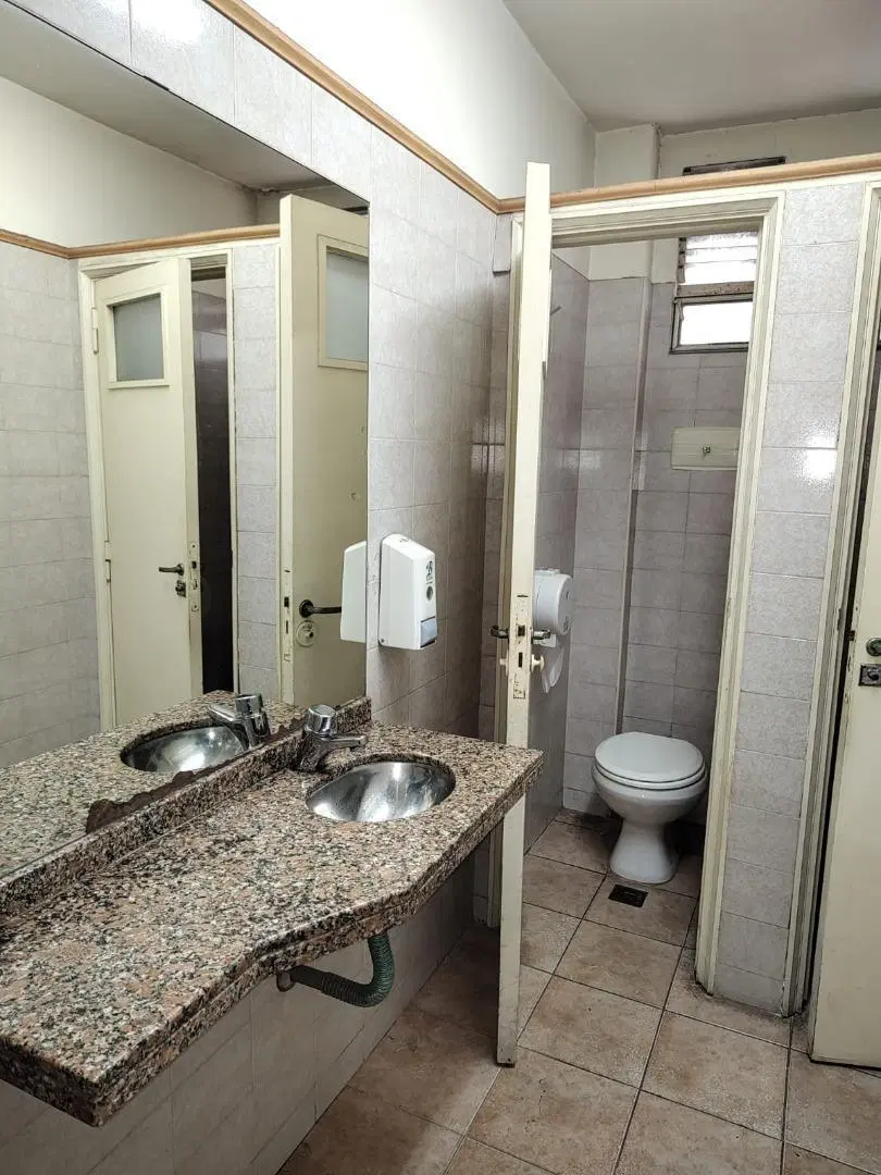 Venta oficina ubicada en tercer piso. 5