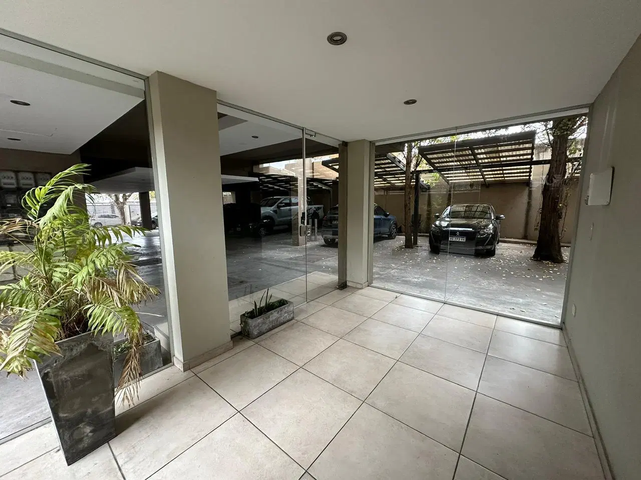 En Venta 2 Ambientes Con Patio, Balcon y 2 Cocheras 5