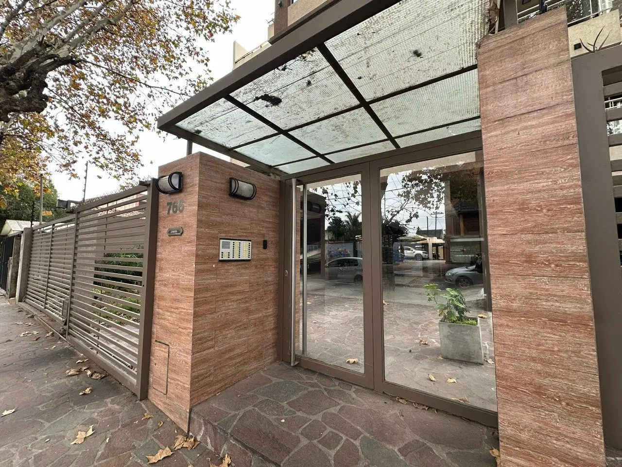 En Venta 2 Ambientes Con Patio, Balcon y 2 Cocheras 3