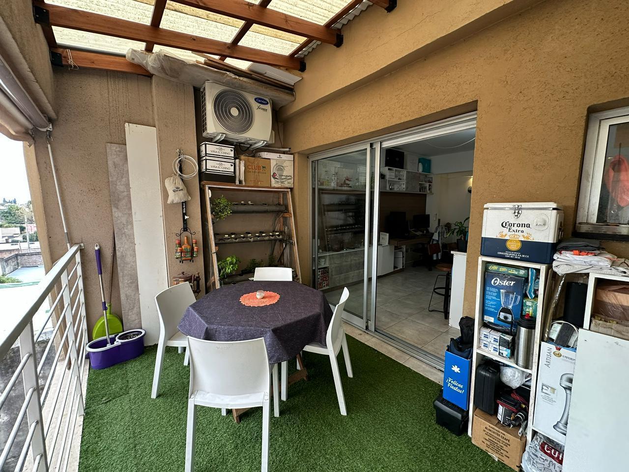 En Venta 2 Ambientes Con Patio, Balcon y 2 Cocheras