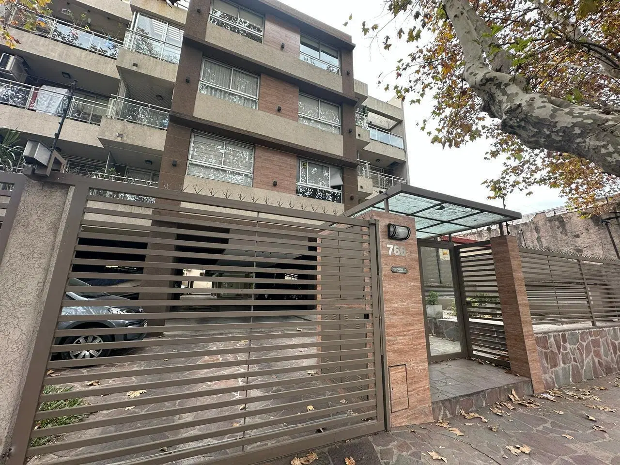 En Venta 2 Ambientes Con Patio, Balcon y 2 Cocheras 4