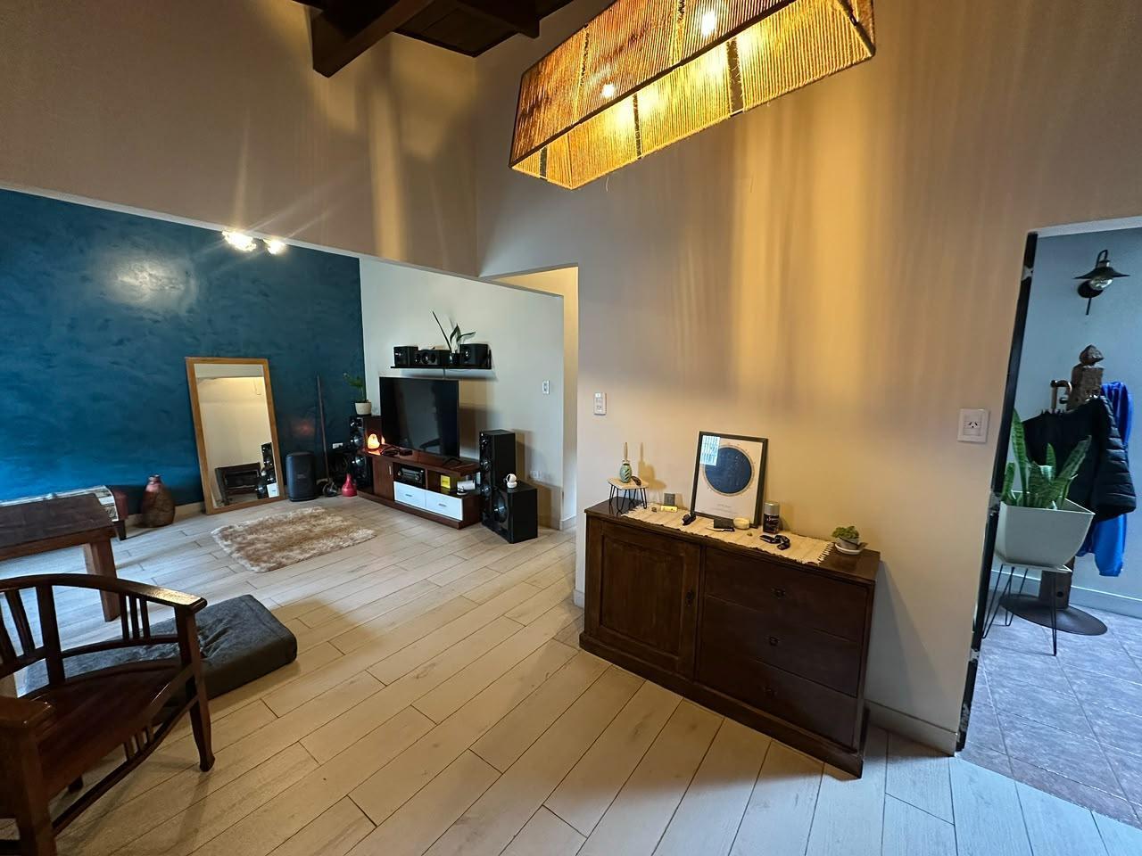 Foto de En Alquiler Casa 5 Amb, Moderna Con Pileta, Galeria y Quincho, imagen 4