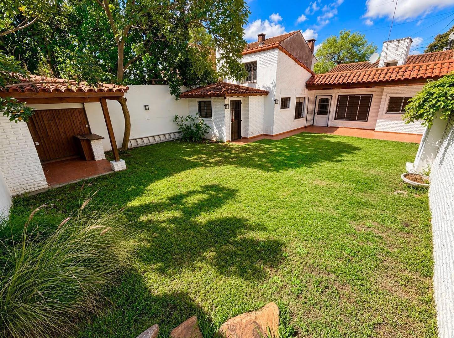 Foto de En Venta Casa Con parque, Cochera y Excelente ubicación, imagen 2