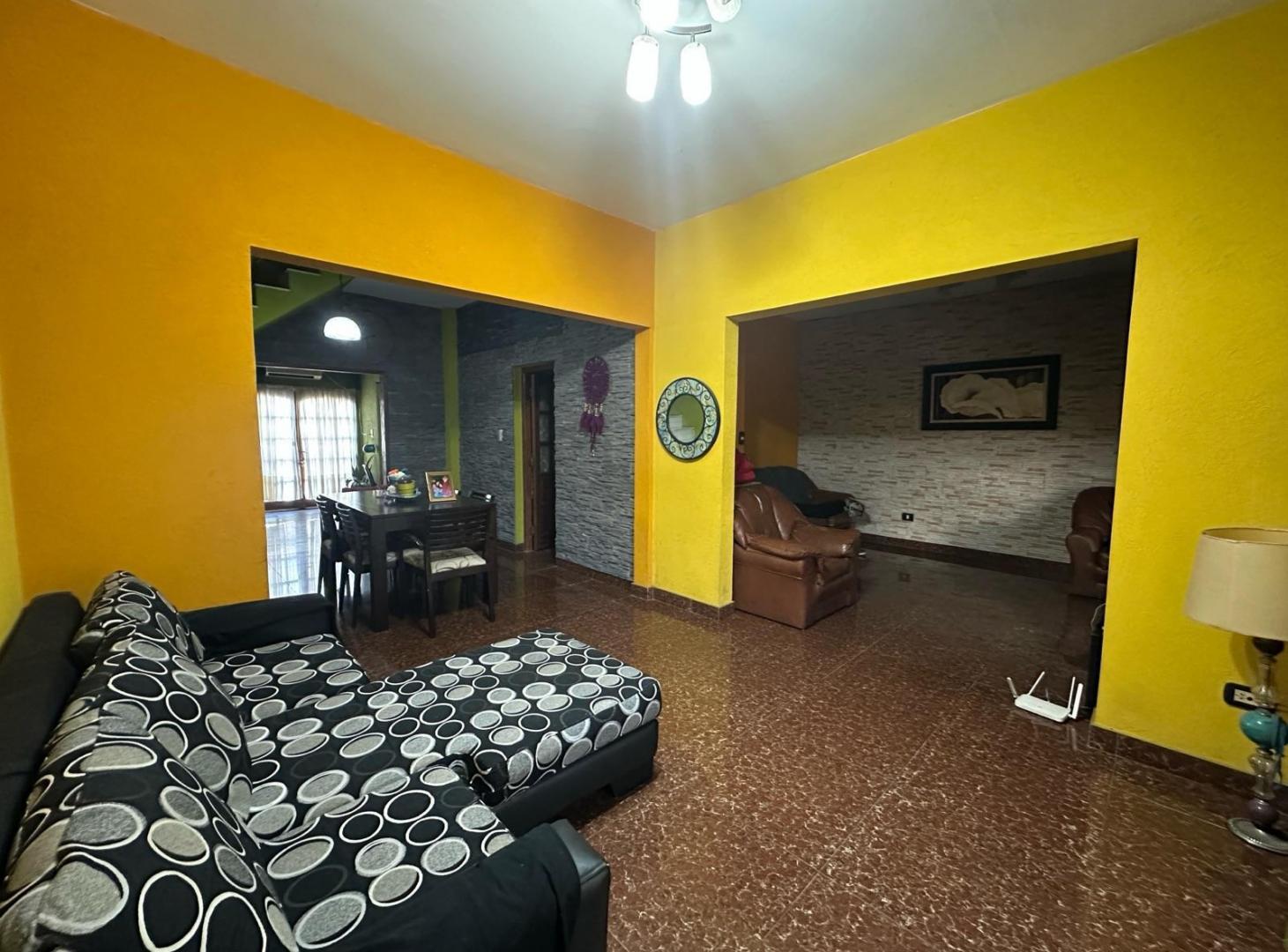 Foto de En Venta Casa 5 Dormitorios Pileta, imagen 3