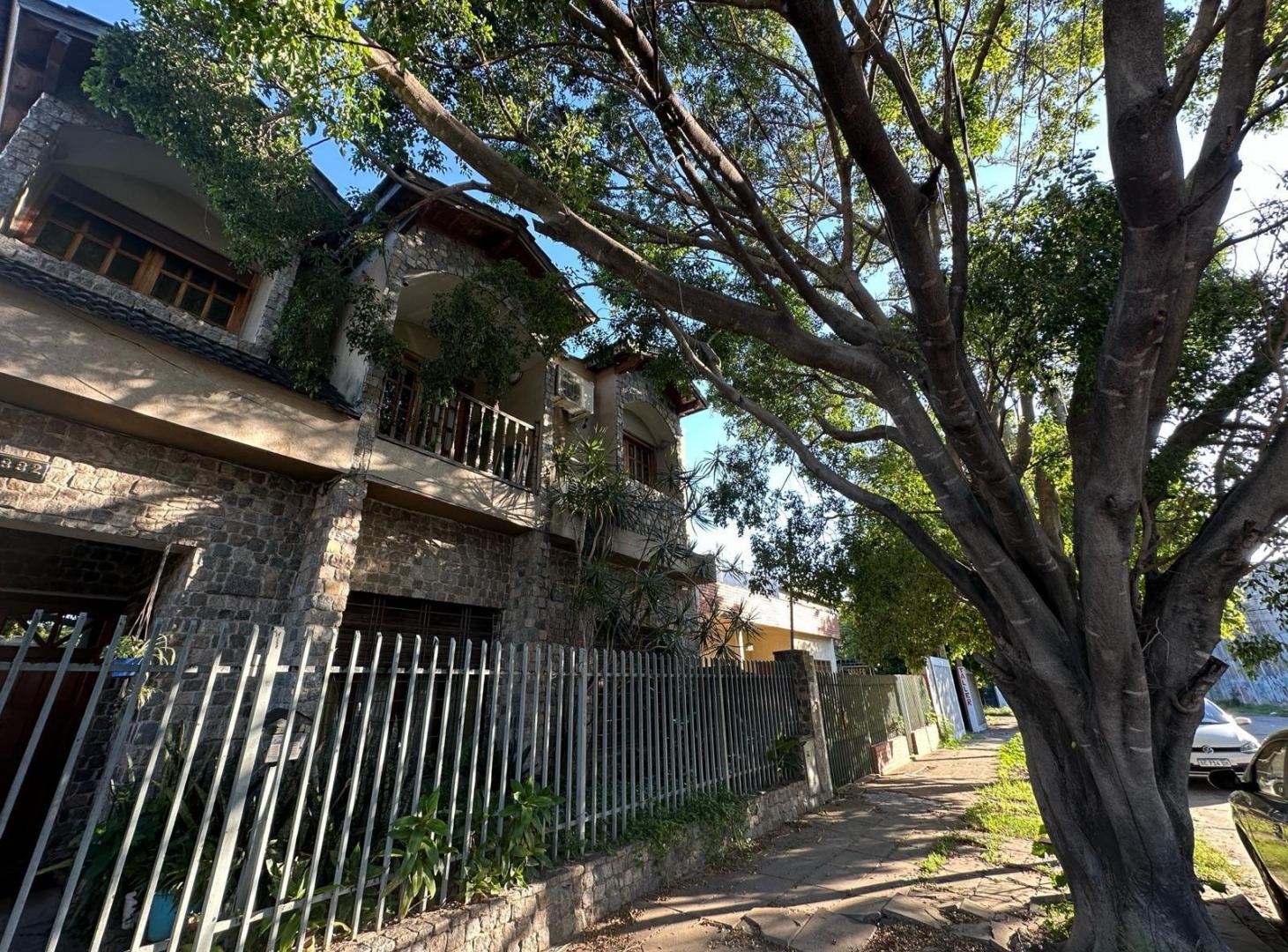 Foto de En Venta Casa 5 Dormitorios Pileta, imagen 1