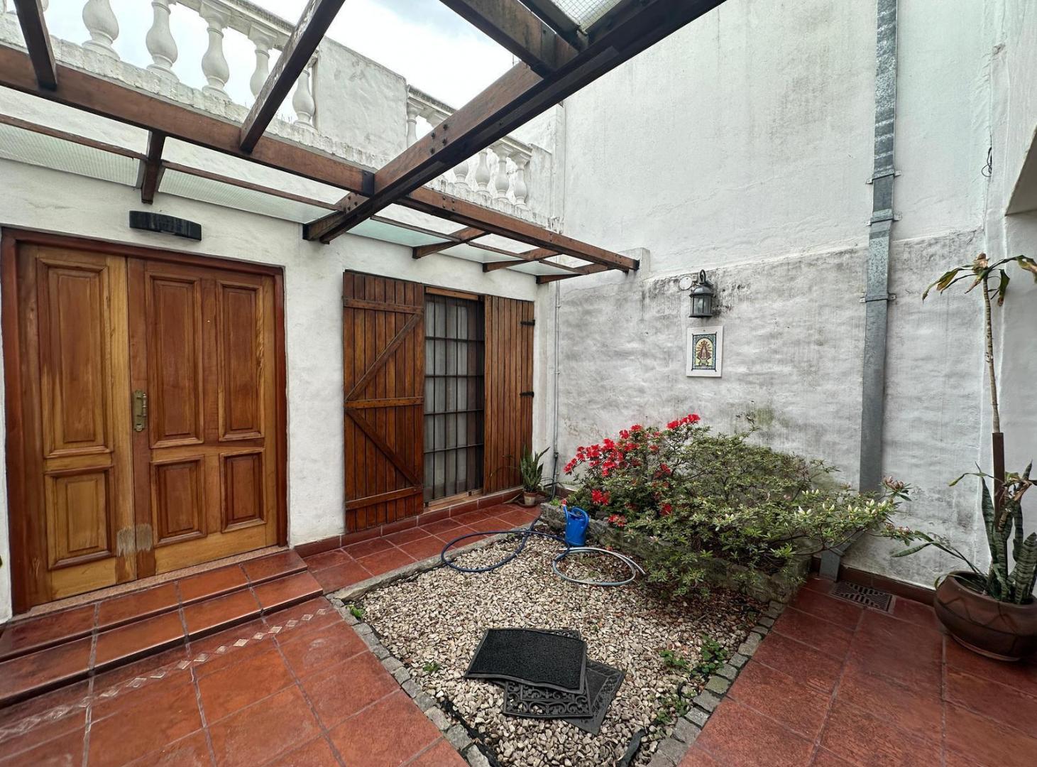 Foto de En Venta Casa Con Pileta y Galeria, imagen 2
