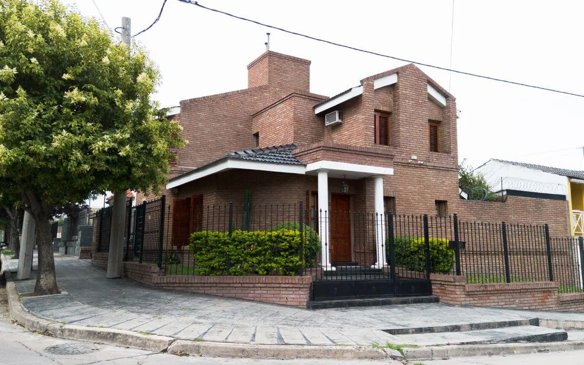 Hermosa Casa de 3 Dormitorios con Cochera en Calle Caseros 4