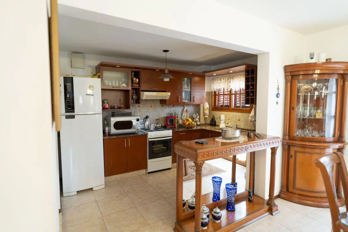 Hermosa Casa de 3 Dormitorios con Cochera en Calle Caseros 5