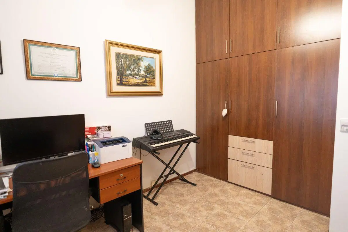 Hermosa Casa de 3 Dormitorios con Cochera en Calle Caseros 2