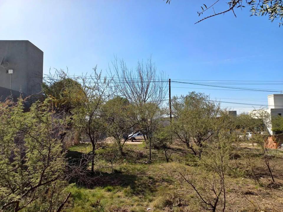 Foto de Se vende lote en Villa Catalina - Barrio Cerrado, imagen 2