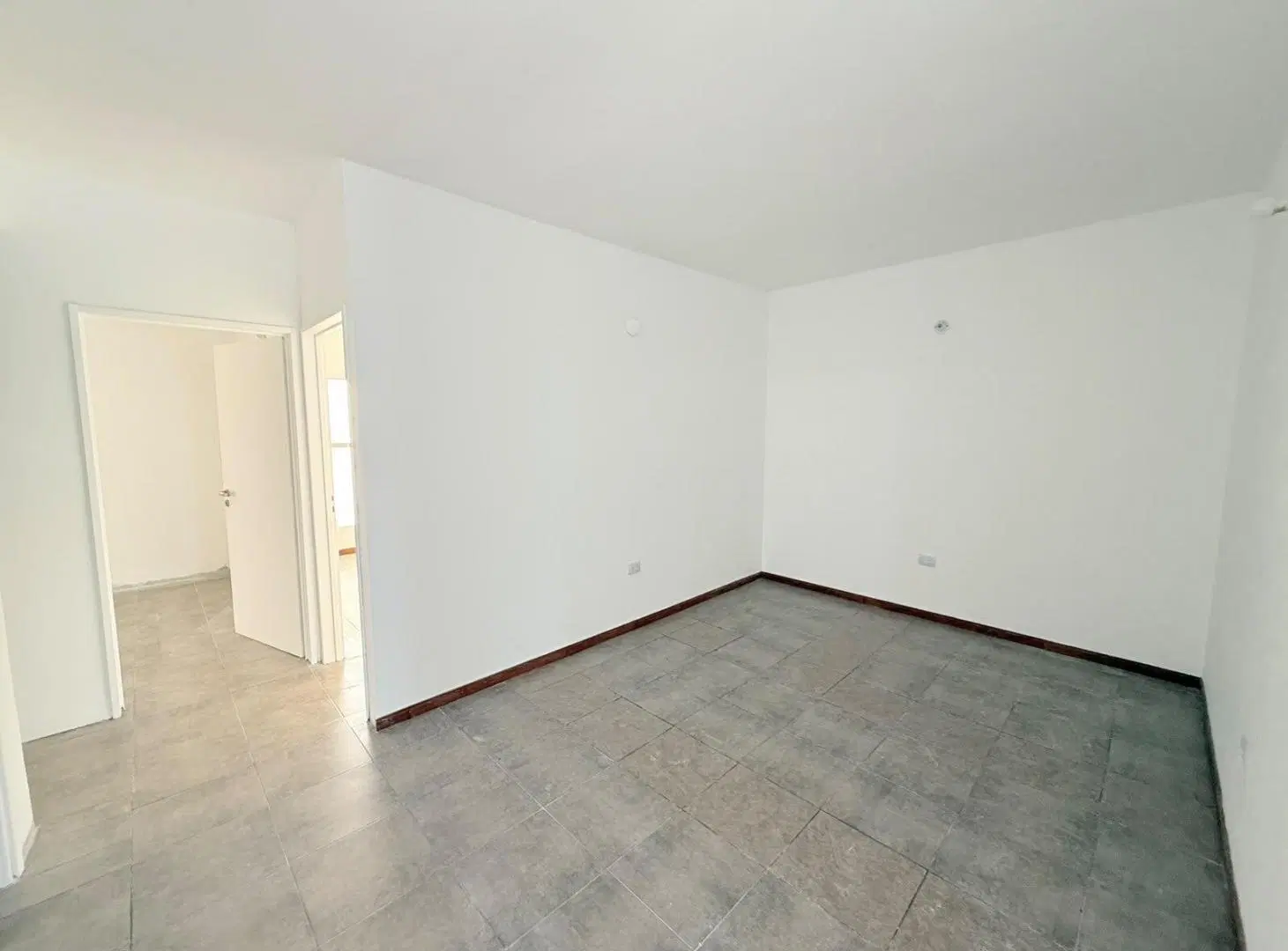 Amplio departamento (Duplex) 4 dormitorios - Barrio Centro 5