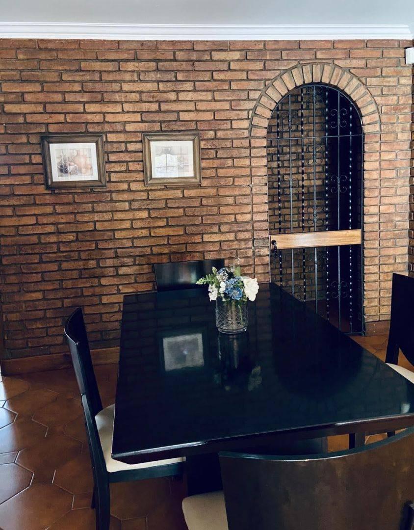 Hermosa, Luminosa y Amplia Casa en Venta en La Sexta Sección de La Ciudad de Mendoza. 1