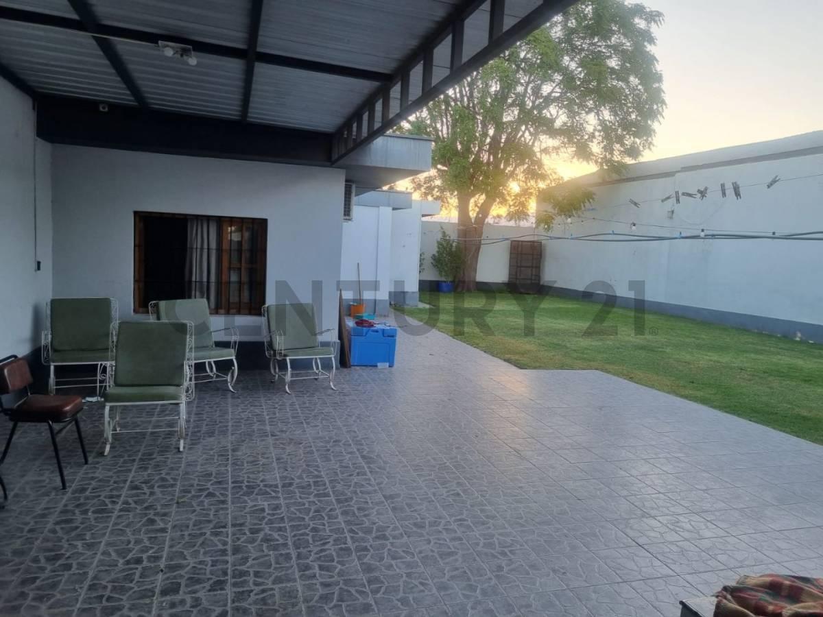 Century 21 Lopez Vende Casa con Departamento Interno, Muy Bien Ubicada, Ideal Para Emprendimiento. 1