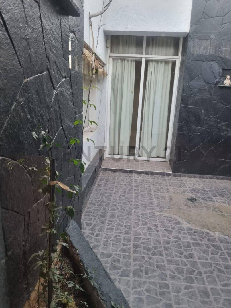 Century 21 Lopez Vende Casa con Departamento Interno, Muy Bien Ubicada, Ideal Para Emprendimiento. 2