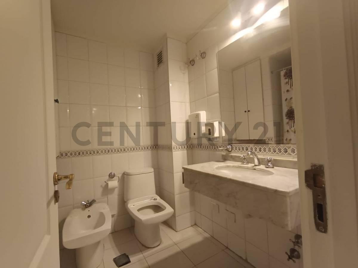 venta de Departamento 2 Ambientes, Mendoza Venta de Departamento 2 AMBIENTES, Mendoza Century 21 Lopez Vende Departamento ubicado en calle Mitre de Ciudad. A pasos de Calle Colon, supermercado, bancos, clinicas, tribunales.La unidad cuenta con 55 mt. propios, se encuentra en Planta Baja y consta de:Living ComedorCocinaDormitorio con placar.Baño.El edificio cuenta con Gimnasio y Pileta.Ideal inversión.Apto AirbnbAmoblado.Apto Credito hipotecario.En cumplimiento de las leyes provinciales vigentes que regulan el corretaje inmobiliario, Ley Nacional 25.028, Ley 22.802 de Lealtad Comercial, Ley 24.240 de Defensa al Consumidor, las normas del Código Civil y Comercial de la Nación y Constitucionales, todas las operaciones inmobiliarias son objeto de intermediación y conclusión por parte del Martillero y Corredor Inmobiliario colegiado Agustina Tatiana López Matricula nº 2006 (C.C.P.I.M) Cada Oficina es de Propiedad y Operación Independiente. La presente publicación describe las características esenciales del inmueble, debiéndose consultar al corredor público inmobiliario responsable de la operación por la eventual actualización de las medidas, descripciones arquitectónicas y funcionales, valores de expensas, servicios, impuestos, precios y demás información, cuyos valores son aproximados.M.R y L.M Leer descripción completa ¿Cómo evitar fraudes inmobiliarios? 4
