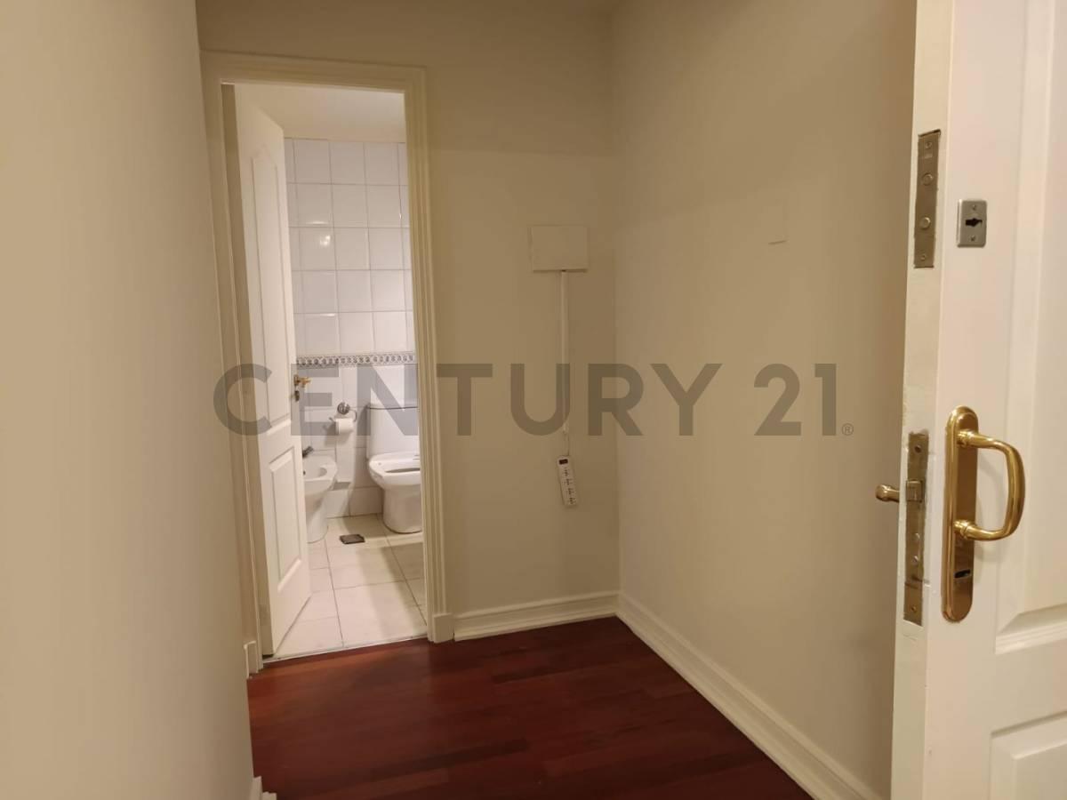 venta de Departamento 2 Ambientes, Mendoza Venta de Departamento 2 AMBIENTES, Mendoza Century 21 Lopez Vende Departamento ubicado en calle Mitre de Ciudad. A pasos de Calle Colon, supermercado, bancos, clinicas, tribunales.La unidad cuenta con 55 mt. propios, se encuentra en Planta Baja y consta de:Living ComedorCocinaDormitorio con placar.Baño.El edificio cuenta con Gimnasio y Pileta.Ideal inversión.Apto AirbnbAmoblado.Apto Credito hipotecario.En cumplimiento de las leyes provinciales vigentes que regulan el corretaje inmobiliario, Ley Nacional 25.028, Ley 22.802 de Lealtad Comercial, Ley 24.240 de Defensa al Consumidor, las normas del Código Civil y Comercial de la Nación y Constitucionales, todas las operaciones inmobiliarias son objeto de intermediación y conclusión por parte del Martillero y Corredor Inmobiliario colegiado Agustina Tatiana López Matricula nº 2006 (C.C.P.I.M) Cada Oficina es de Propiedad y Operación Independiente. La presente publicación describe las características esenciales del inmueble, debiéndose consultar al corredor público inmobiliario responsable de la operación por la eventual actualización de las medidas, descripciones arquitectónicas y funcionales, valores de expensas, servicios, impuestos, precios y demás información, cuyos valores son aproximados.M.R y L.M Leer descripción completa ¿Cómo evitar fraudes inmobiliarios? 3