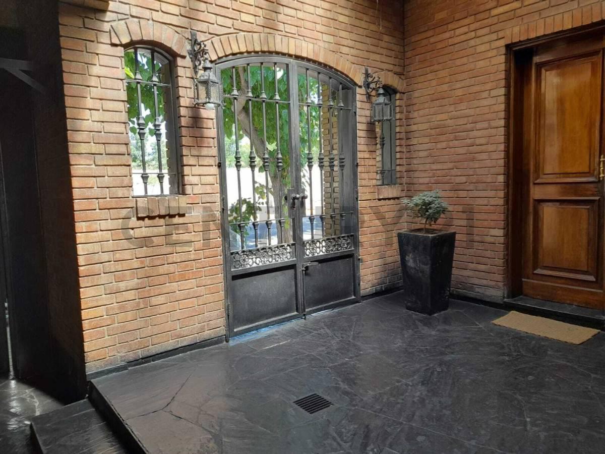 Venta Casa de Categoría en Guaymallén 2