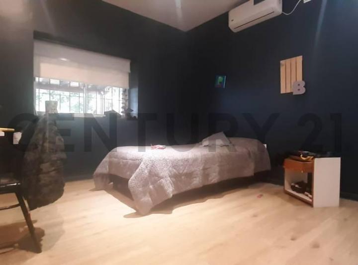 SE VENDE AMPLIA Y HERMOSA PROPIEDAD EN GODOY CRUZ CON DEPARTAMENTO EN PRIMER PISO Y SALÓN DE USO COM 3