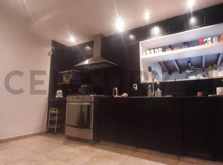 SE VENDE AMPLIA Y HERMOSA PROPIEDAD EN GODOY CRUZ CON DEPARTAMENTO EN PRIMER PISO Y SALÓN DE USO COM 5