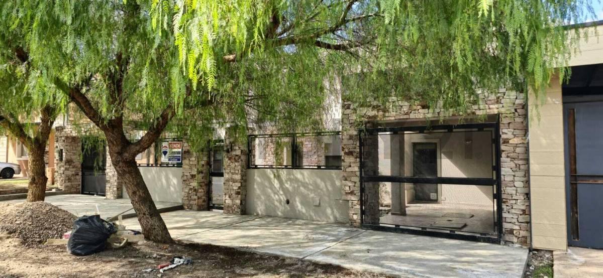 VENTA DE CASA - AV. CHAMPAGNAT B° CORREDOR DEL OESTE