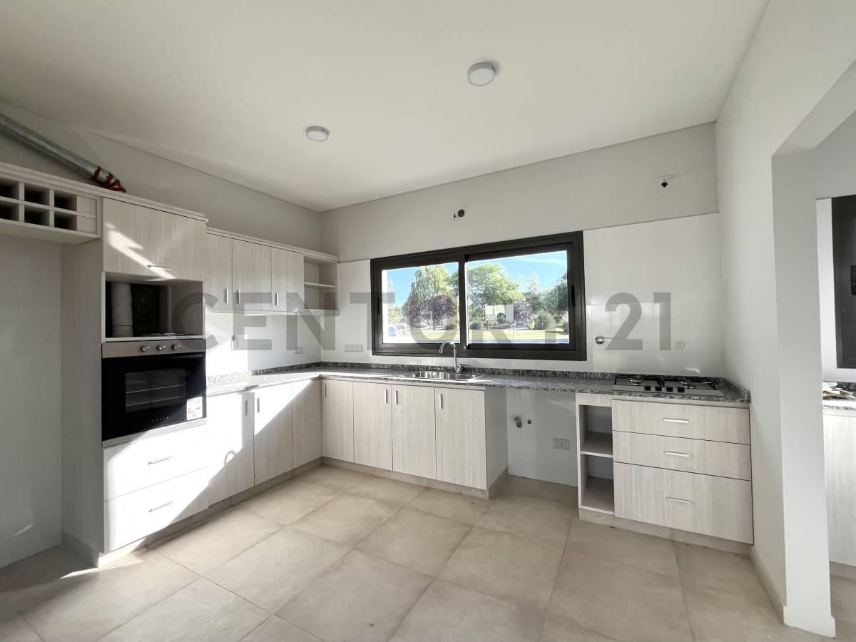 Foto de Century 21 López vende casa ubicada en barrio privado “Cortaderas 2” en, imagen 4