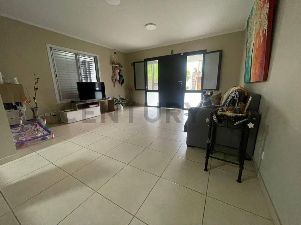 VENTA CASA 3 DORMITORIOS EN B° PRIVADO