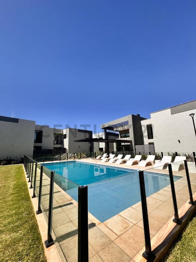 DEPARTAMENTO CON HERMOSO JARDIN Y PILETA