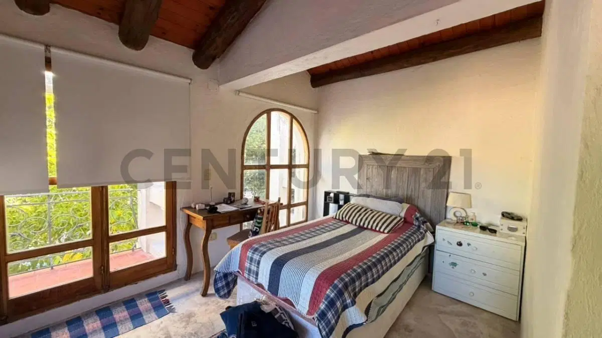 CASA EN VENTA - BARRIO RUCALEN 8