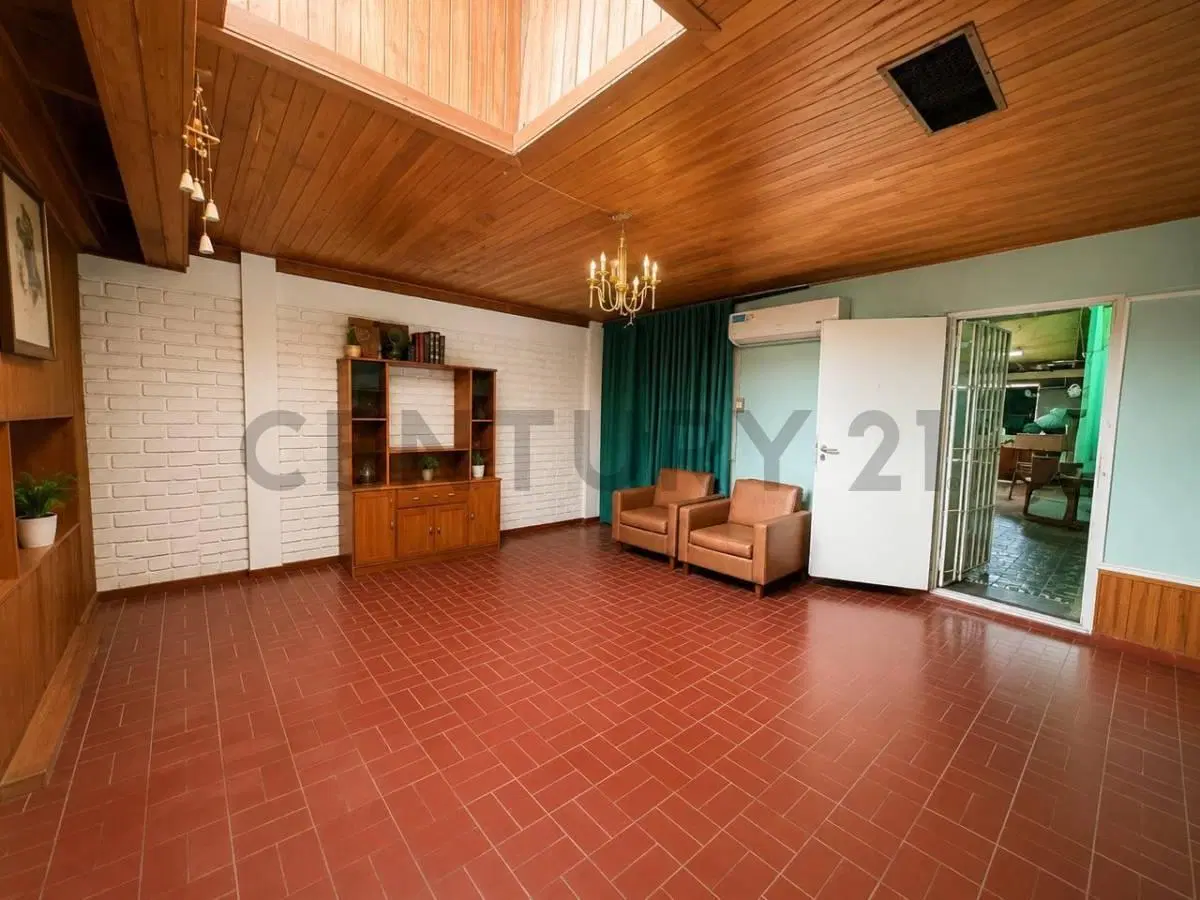 Century21 López ofrece a la venta Casa con departamento independiente y gran Galpón techado. 8