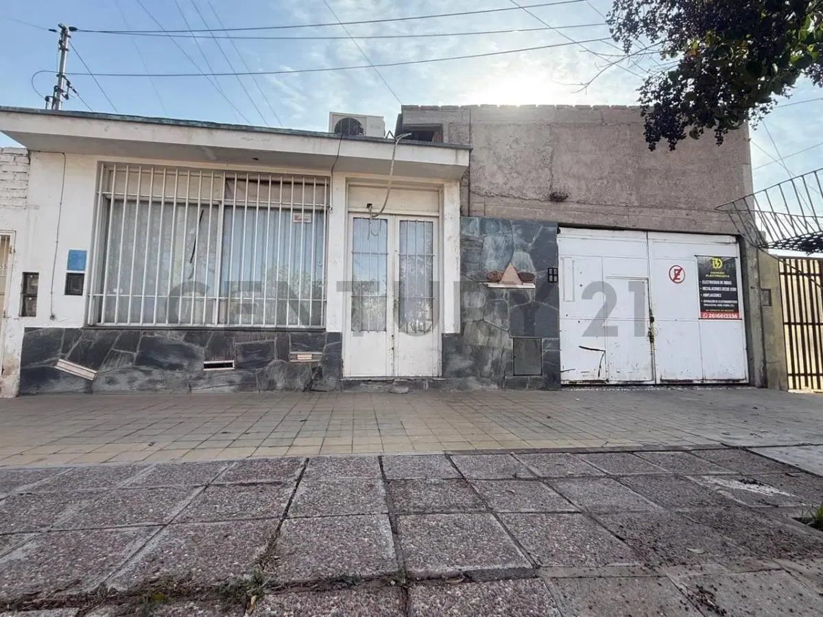 Century21 López ofrece a la venta Casa con departamento independiente y gran Galpón techado. 2
