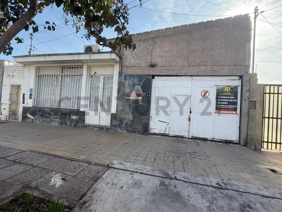 Century21 López ofrece a la venta Casa con departamento independiente y gran Galpón techado. 5
