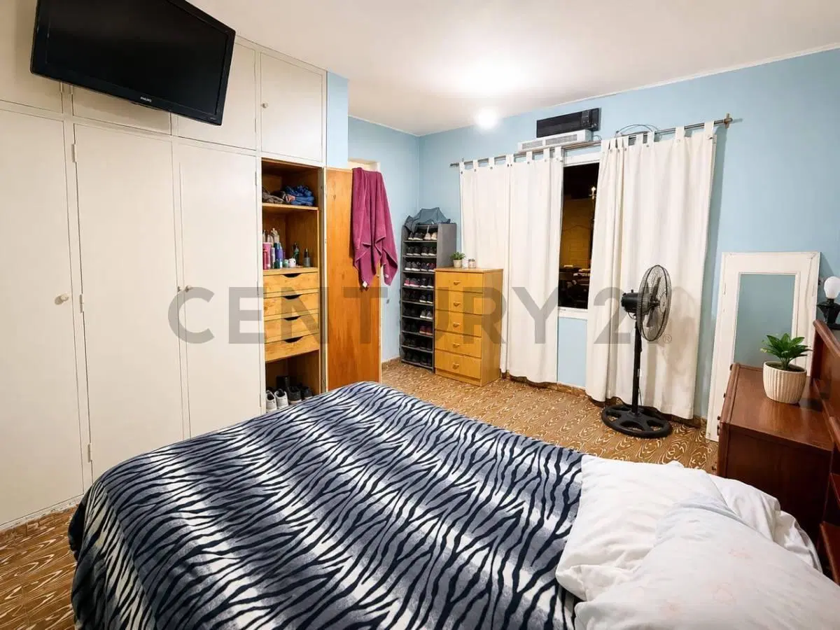 Century21 López ofrece a la venta Casa con departamento independiente y gran Galpón techado. 4