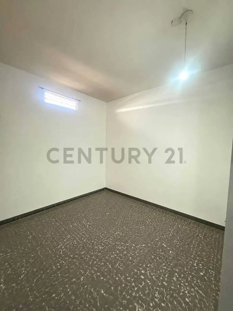 Century21 López ofrece a la venta Casa con departamento independiente y gran Galpón techado. 3