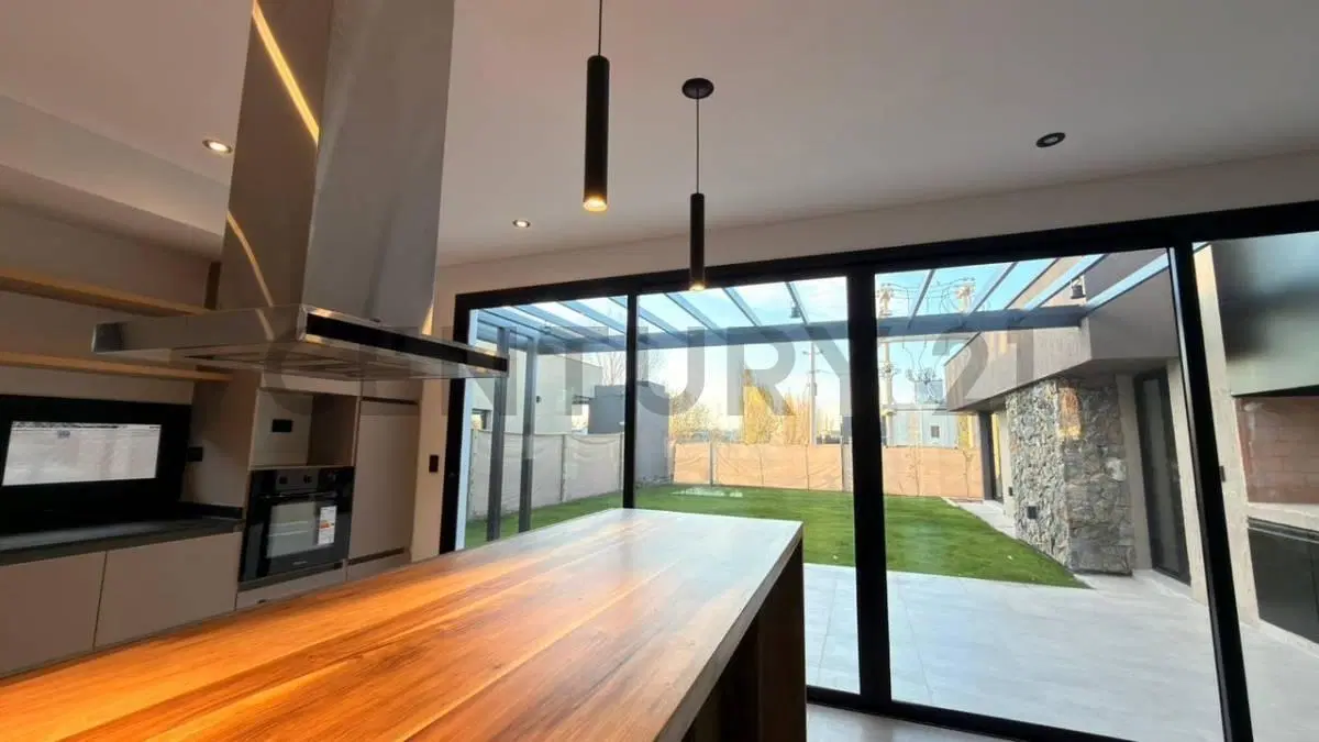 CASA PETRA EN VENTA - BARRIO ESTANCIA BULNES 5