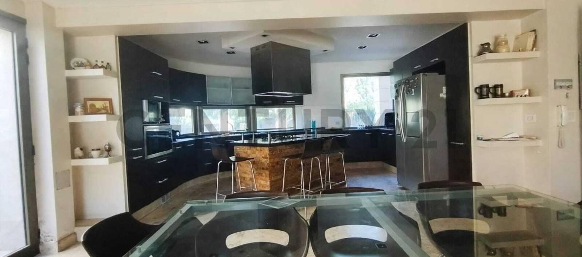 Foto de Century 21 López vende casa en Barrio Privado Dalvian, Mendoza, imagen 1