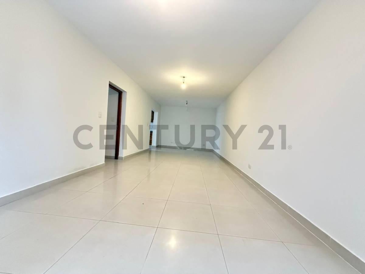 Foto de Century21 López ofrece a la venta Exclusivo Departamento en Planta Baja, imagen 2