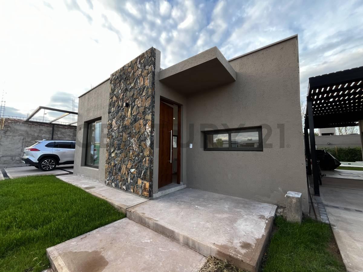 Foto de Century 21 López vende casa en barrio privado “Ciro de Vieytes” Maipú, imagen 1