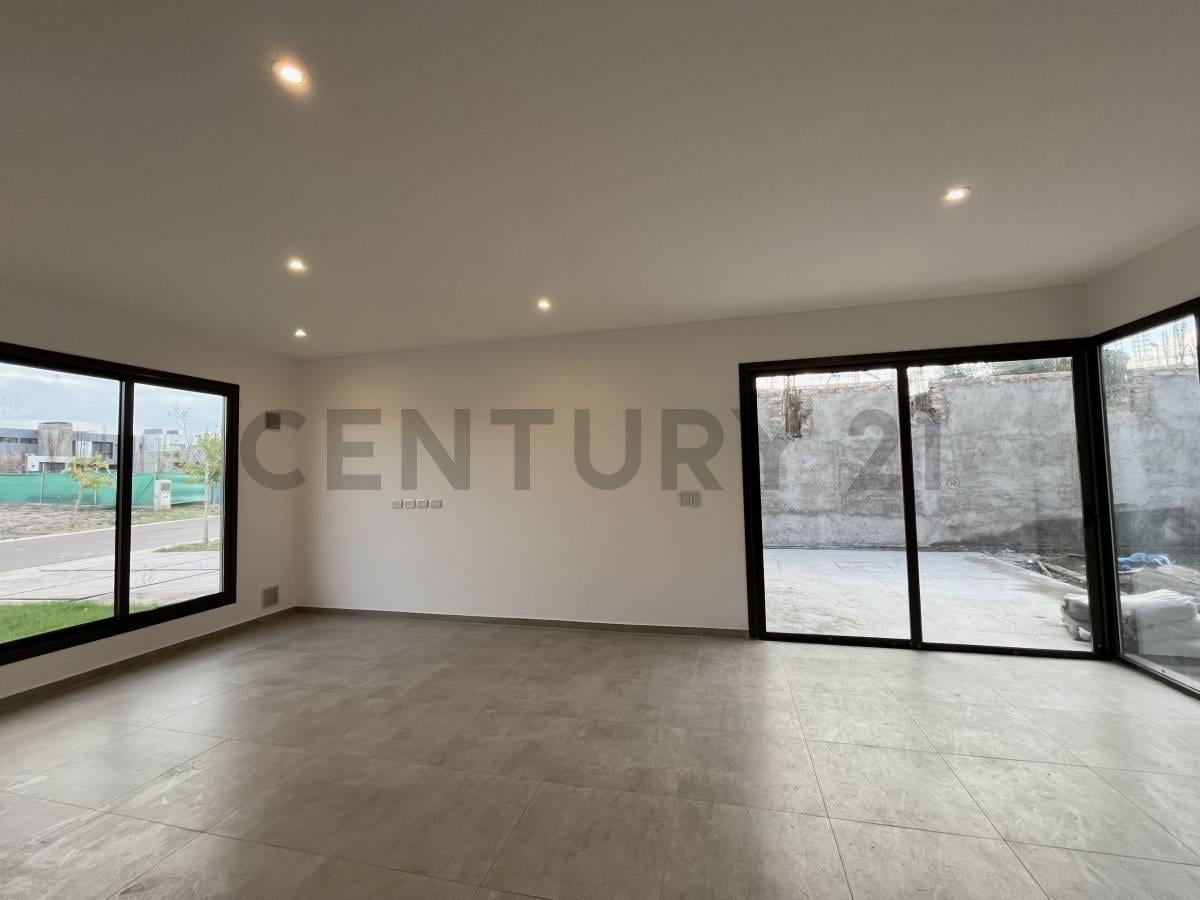 Foto de Century 21 López vende casa en barrio privado “Ciro de Vieytes” Maipú, imagen 2