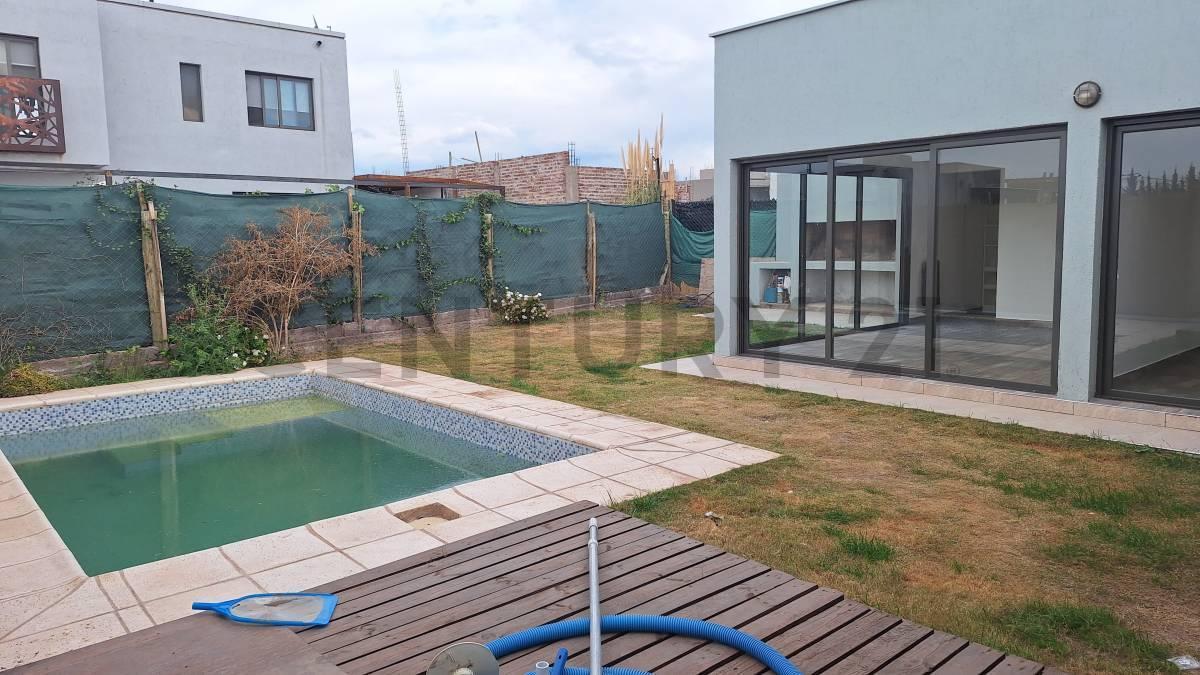 Foto de VENTA CASA CON PILETA Bº GARDENS, imagen 5