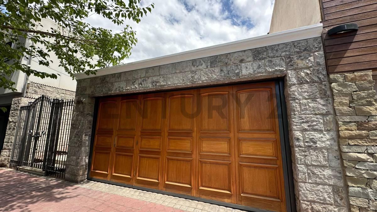 Foto de CASA DE CATAEGORÍA EN VENTA - CALLE HUARPES, imagen 1