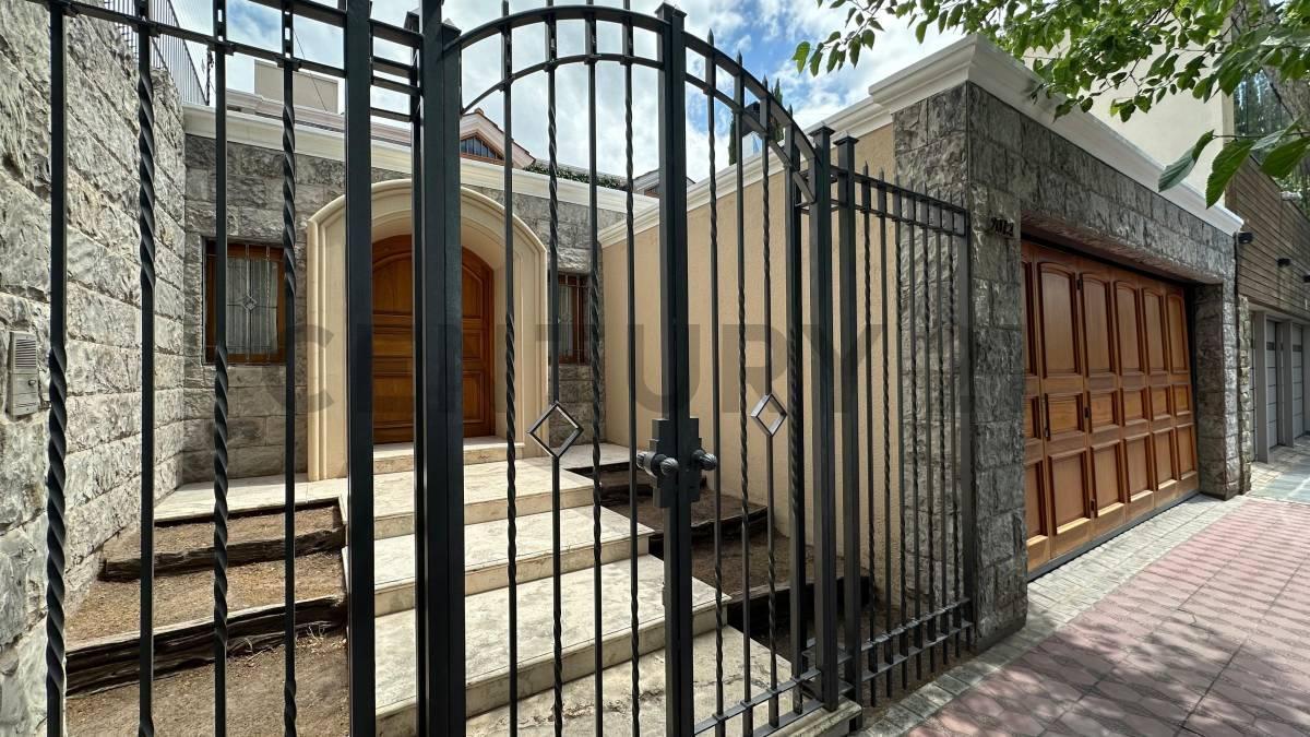Foto de CASA DE CATAEGORÍA EN VENTA - CALLE HUARPES, imagen 2