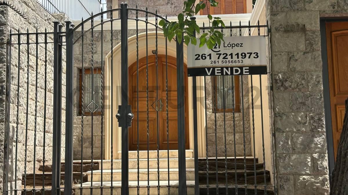 Foto de CASA DE CATAEGORÍA EN VENTA - CALLE HUARPES, imagen 5