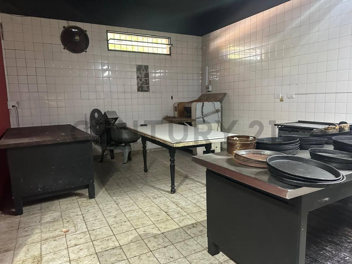 Foto de CENTURY 21 LOPEZ ALQUILA SALON COMERCIAL EN GODOY CRUZ, imagen 3