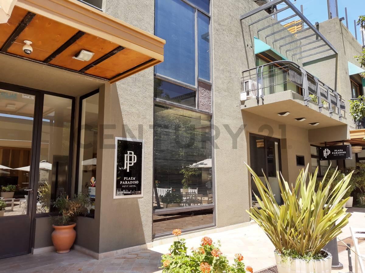 Foto de VENTA DE HOTEL + 6 LOCALES COMERCIALES EN CHACRAS DE CORIA, imagen 2