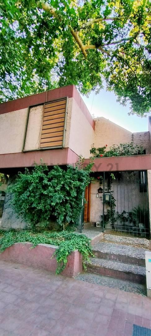 Foto de Century 21 López vende casa esquina de dos plantas en ciudad de Mendoza, imagen 2