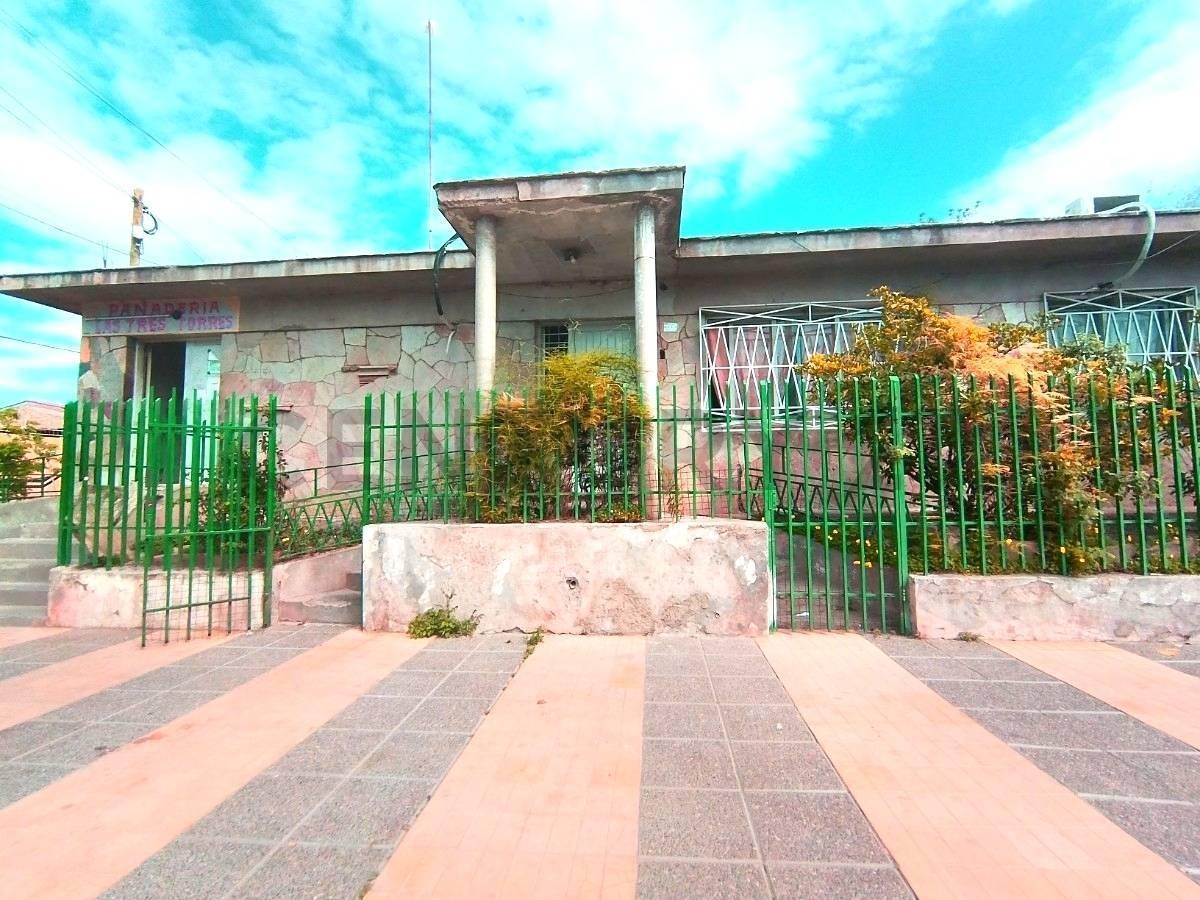 Foto de CENTURY 21 LÓPEZ VENDE CASA CON 2 SALONES COMERCIALES, imagen 2