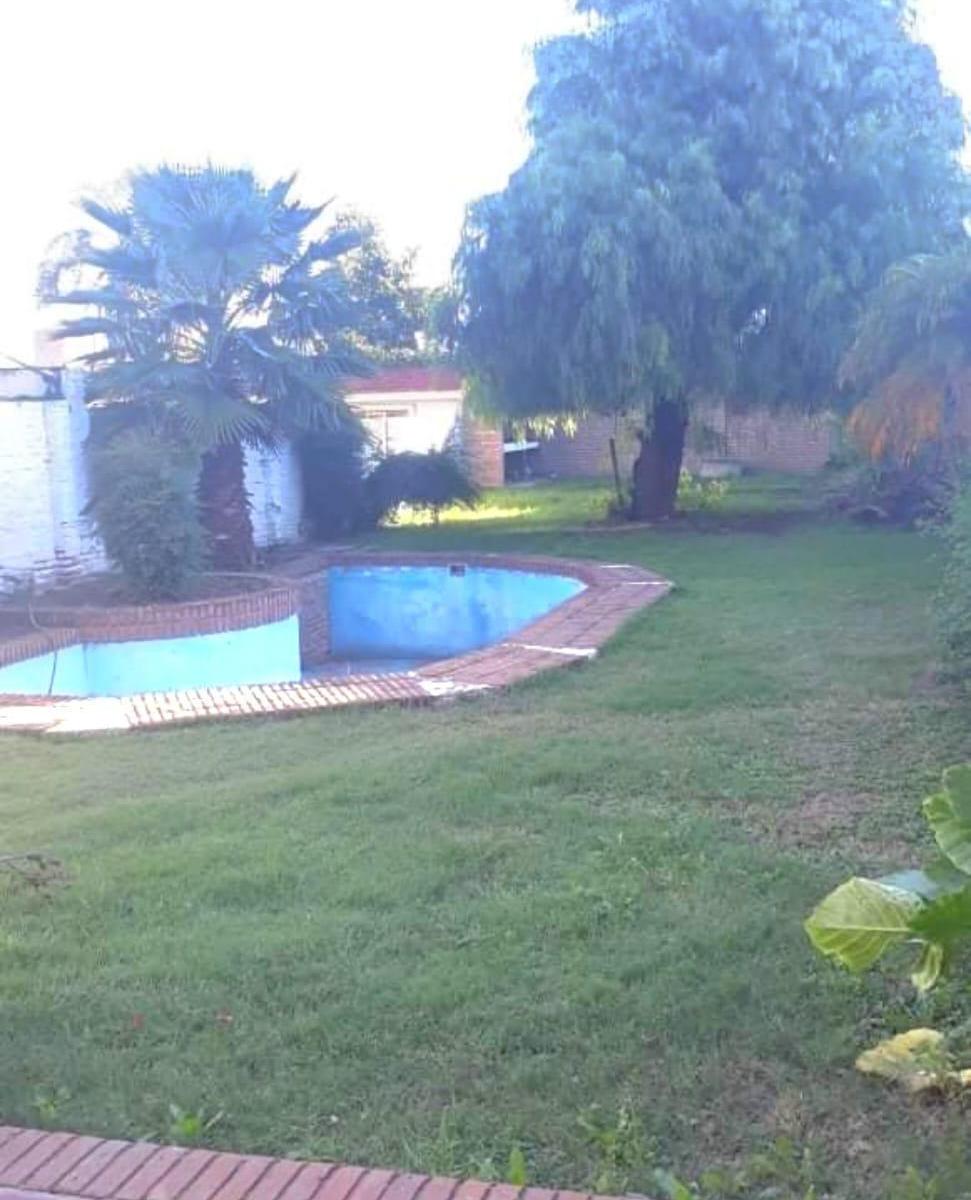 Hermosa Casa de Dos Plantas en Barrio Villa Centenario Patio Garage Pileta 1